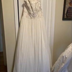 David’s Bridal Wedding Dress size 10 - NWT never worn or altered
